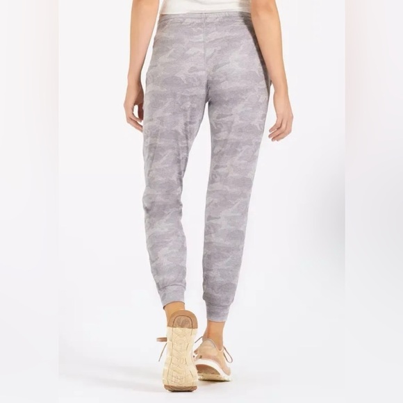 NWOT - Vuori Camo Performance Joggers - Picture 4 of 8